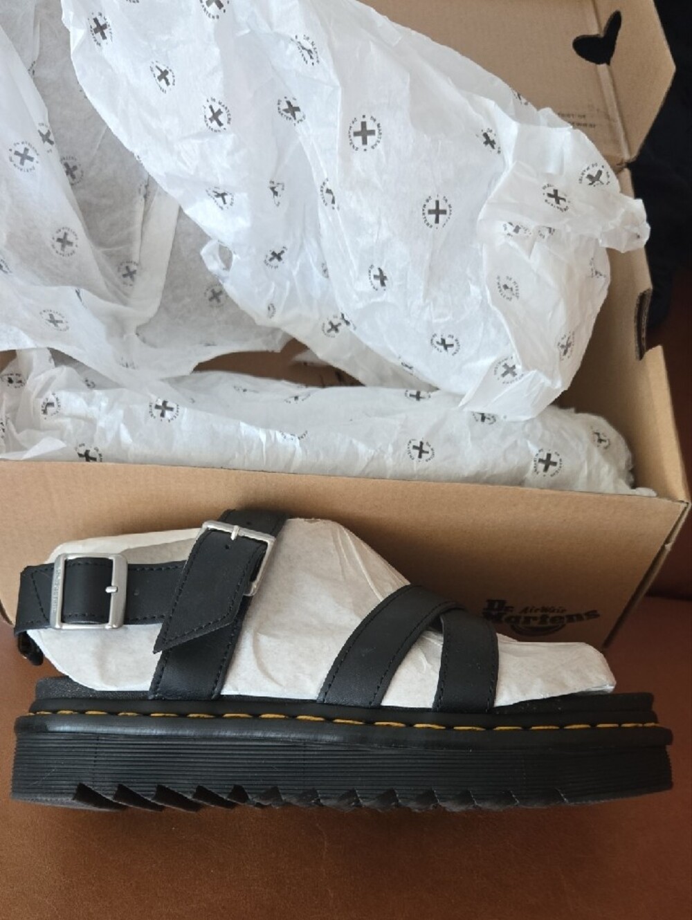 NIB Dr. Martens Avry Hydro Leather Black Platform Sandal - Picture 2 of 3